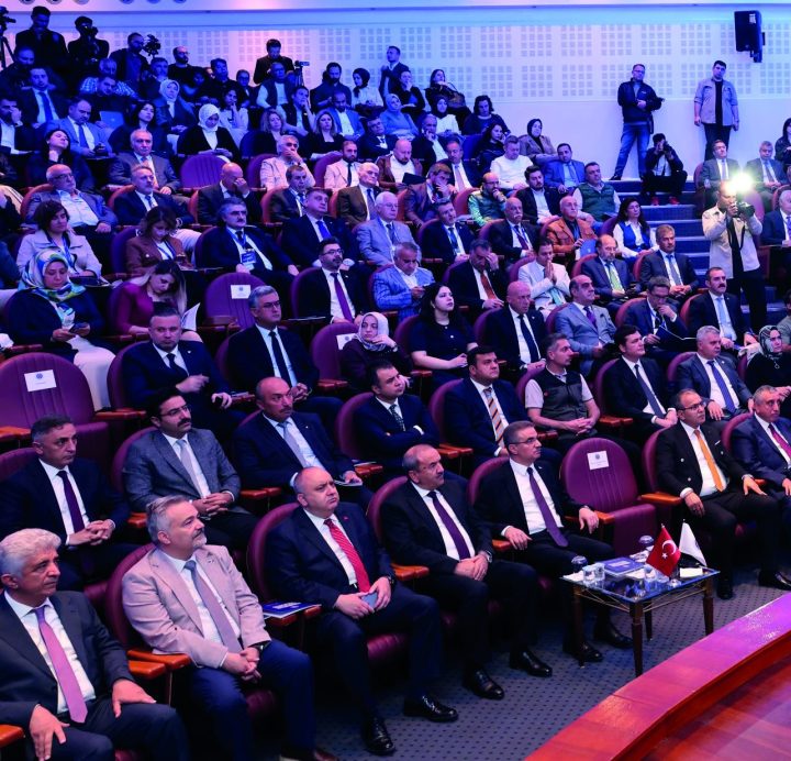 Salonu dolduran katılımcılar sunumu izliyor