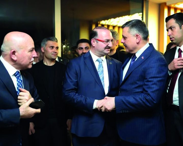 Toplantı arasında sohbet eden katılımcılar