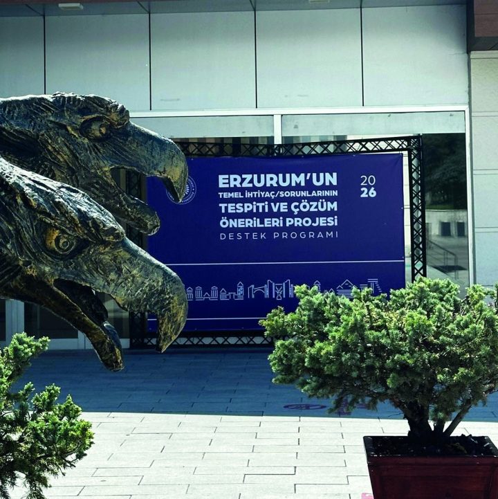 Atatürk Üniversitesi yerleşkesinde destek programı tanıtım pankartı